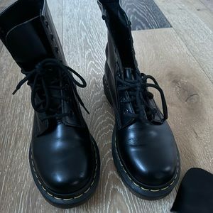 Dr martins classic black boots smooth leather size 7
